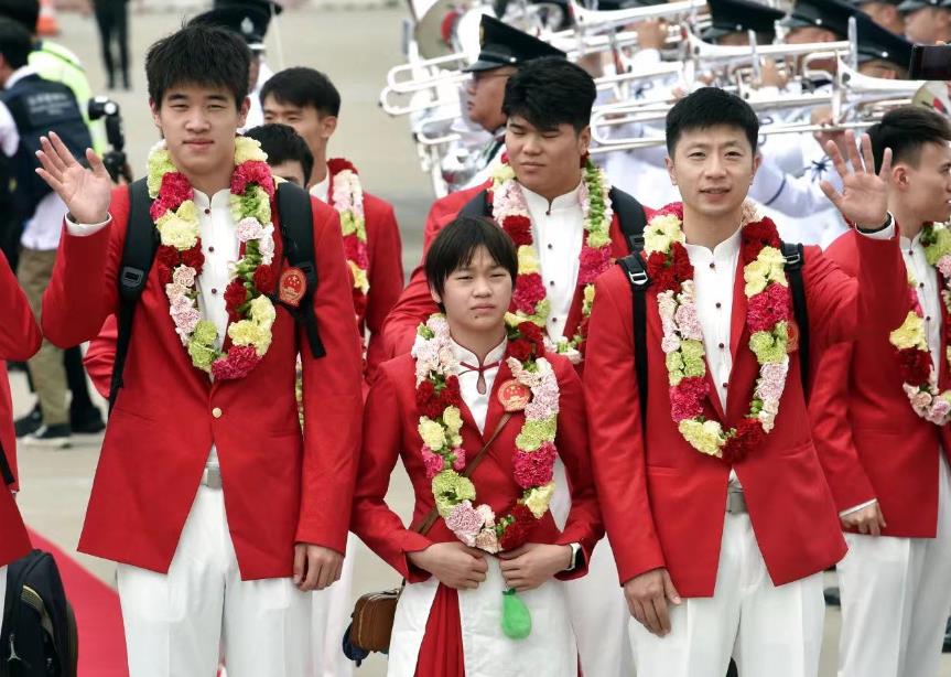 民族轮播内地奥运健儿代表团抵达.jpg