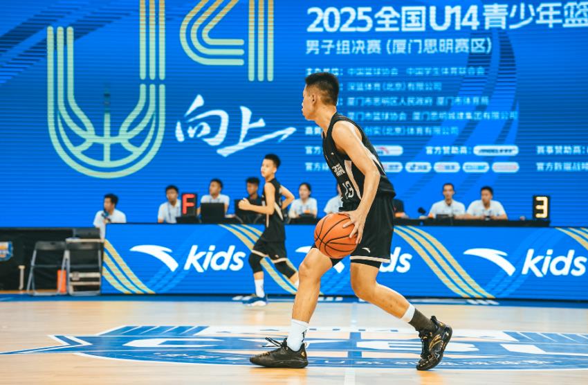 图片新闻小篮球赛场跑出.jpg