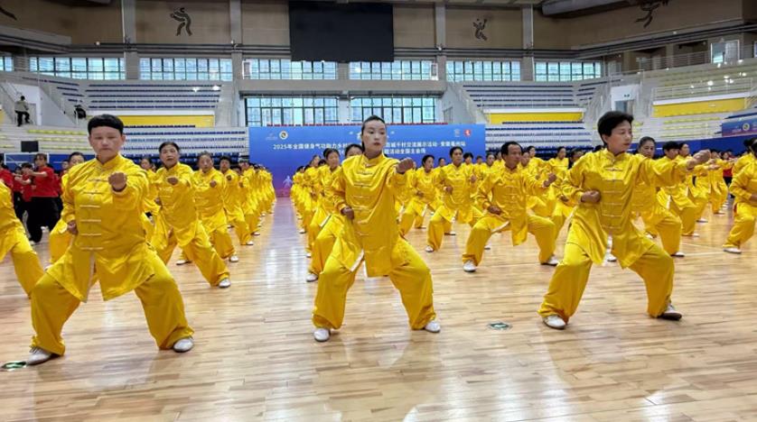 民族轮播健身气功联动千村 金.jpg