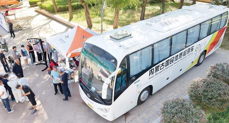 5319d77b-bf76-4280-bb14-3912f7a72552.jpg 民族轮播“健康大巴车”驶进巴彦淖尔 为草原各族群众.jpg